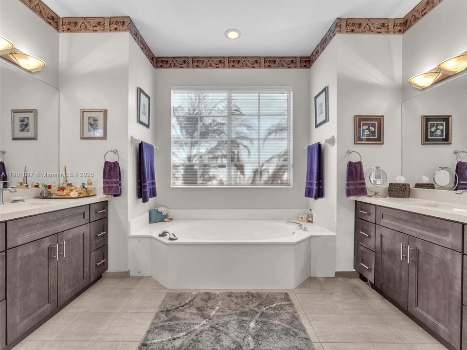 合同活跃: $750,000 (4 贝兹, 3 浴室, 2052 平方英尺)