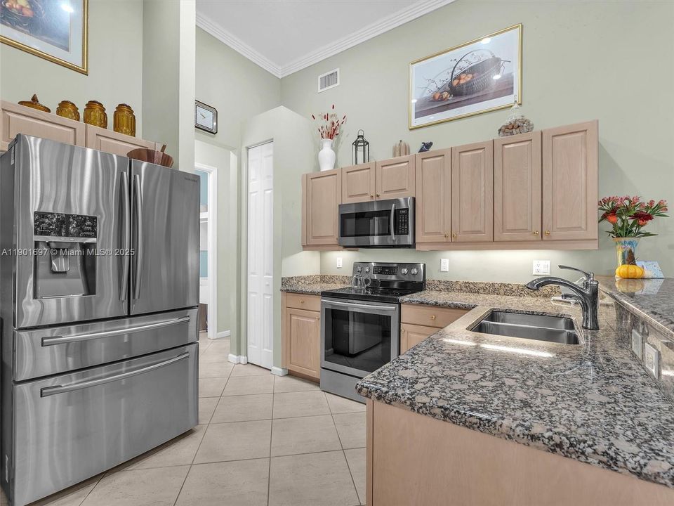 合同活跃: $750,000 (4 贝兹, 3 浴室, 2052 平方英尺)