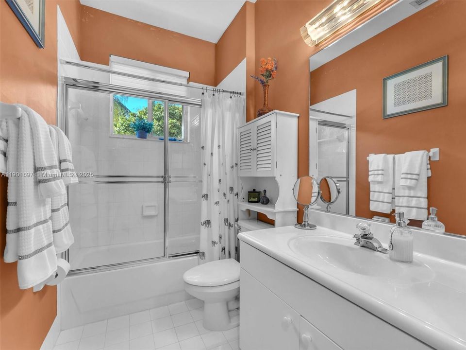 合同活跃: $750,000 (4 贝兹, 3 浴室, 2052 平方英尺)