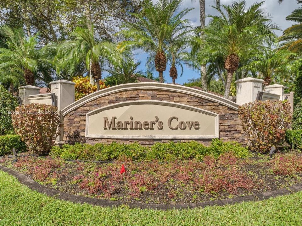 合同活跃: $750,000 (4 贝兹, 3 浴室, 2052 平方英尺)