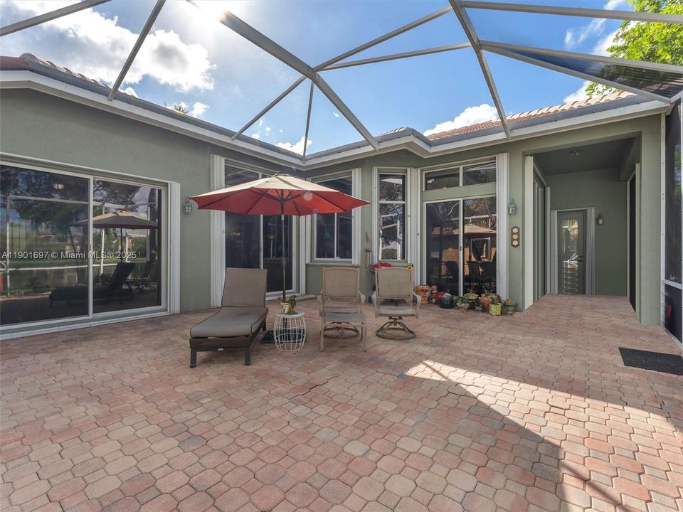 合同活跃: $750,000 (4 贝兹, 3 浴室, 2052 平方英尺)