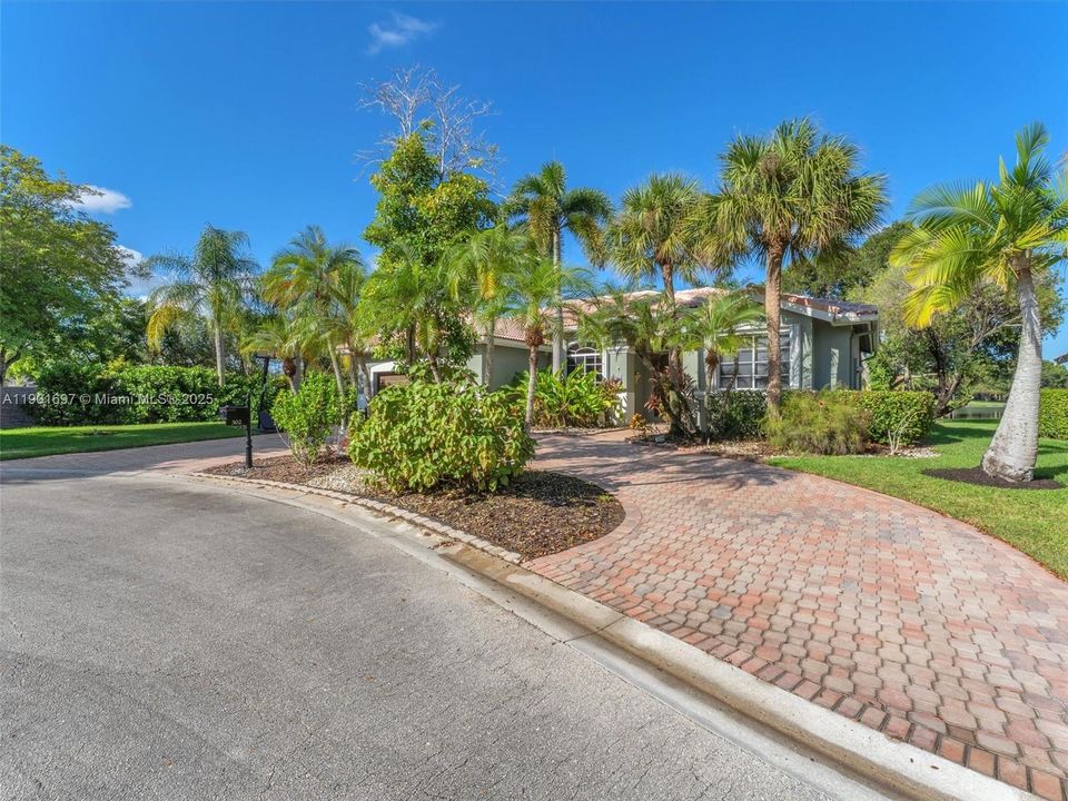 合同活跃: $750,000 (4 贝兹, 3 浴室, 2052 平方英尺)