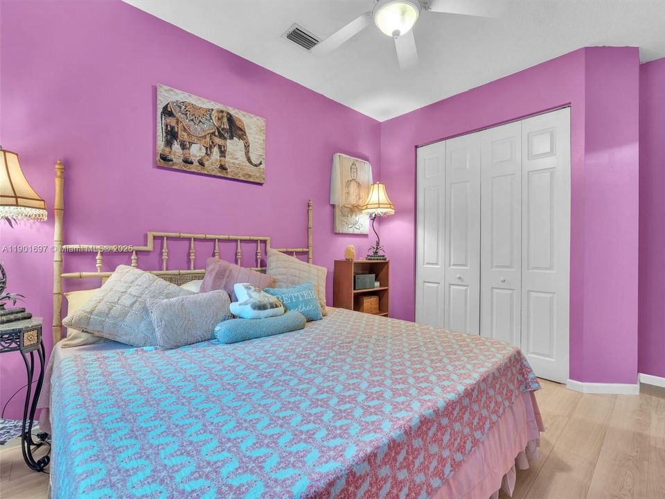 合同活跃: $750,000 (4 贝兹, 3 浴室, 2052 平方英尺)