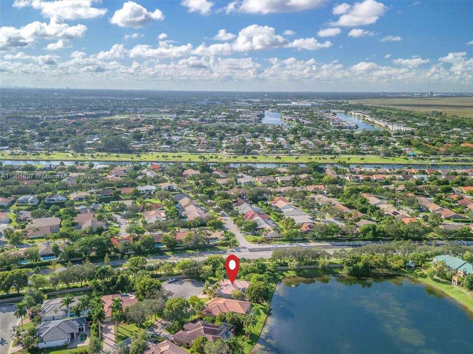 合同活跃: $750,000 (4 贝兹, 3 浴室, 2052 平方英尺)