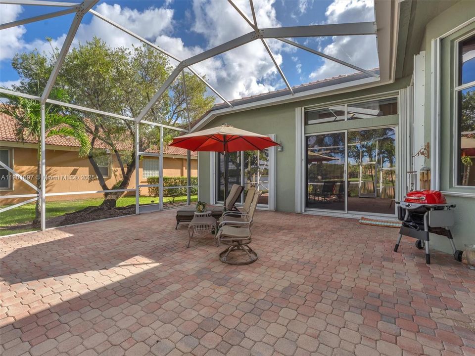 合同活跃: $750,000 (4 贝兹, 3 浴室, 2052 平方英尺)