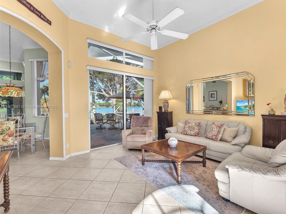 合同活跃: $750,000 (4 贝兹, 3 浴室, 2052 平方英尺)