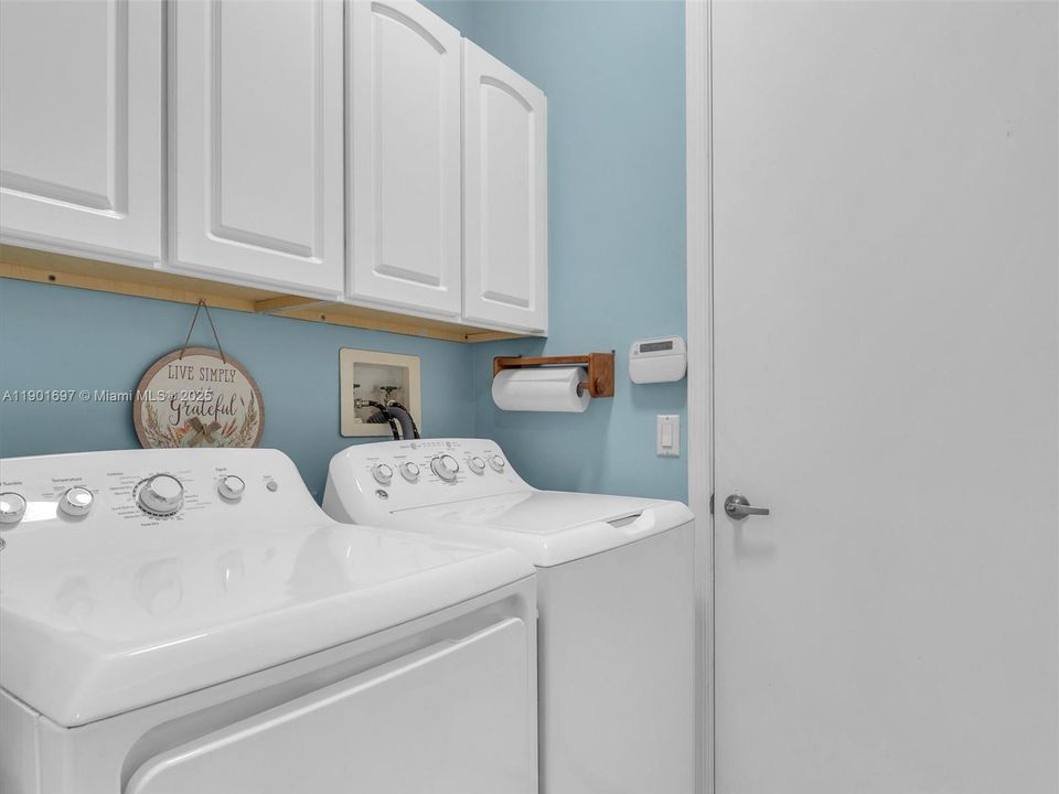 合同活跃: $750,000 (4 贝兹, 3 浴室, 2052 平方英尺)