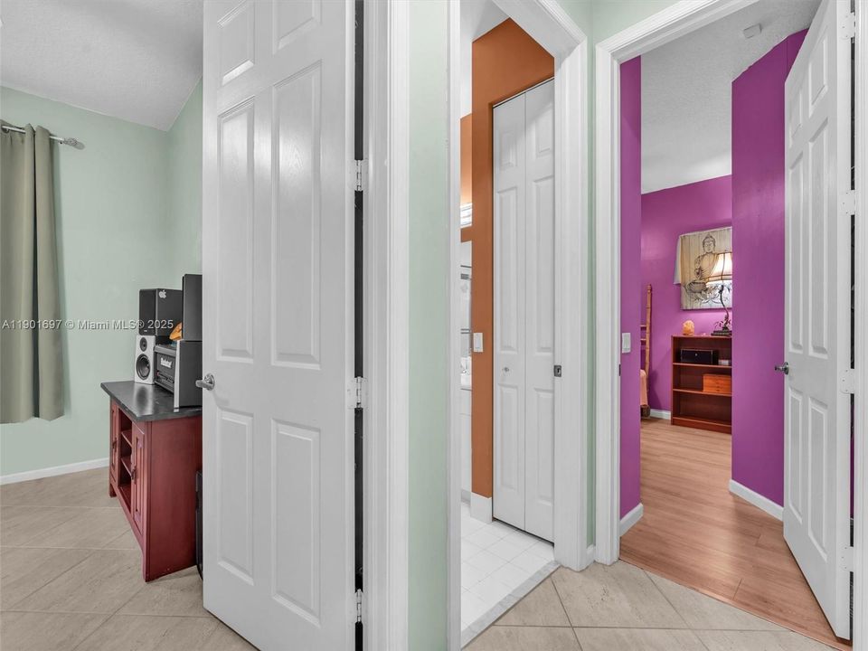 合同活跃: $750,000 (4 贝兹, 3 浴室, 2052 平方英尺)