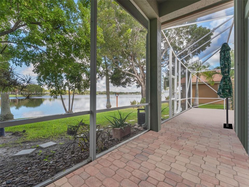 合同活跃: $750,000 (4 贝兹, 3 浴室, 2052 平方英尺)