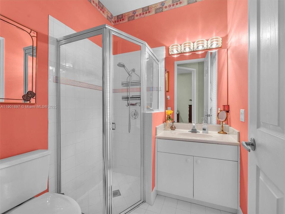 合同活跃: $750,000 (4 贝兹, 3 浴室, 2052 平方英尺)