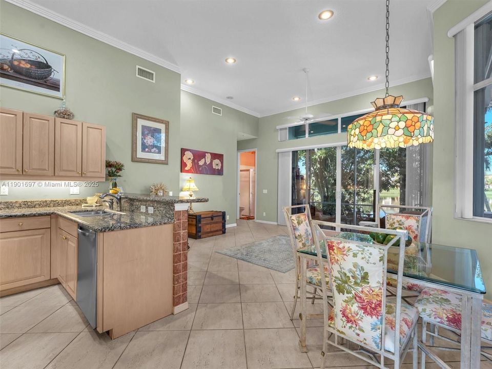 合同活跃: $750,000 (4 贝兹, 3 浴室, 2052 平方英尺)