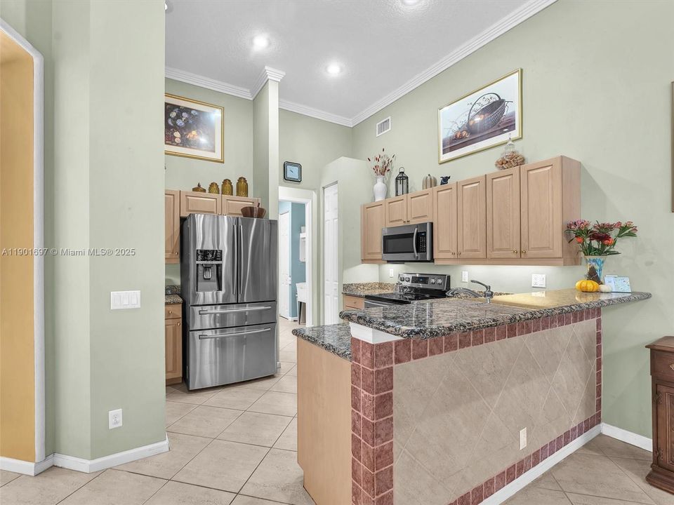 合同活跃: $750,000 (4 贝兹, 3 浴室, 2052 平方英尺)