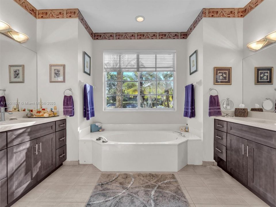 合同活跃: $750,000 (4 贝兹, 3 浴室, 2052 平方英尺)