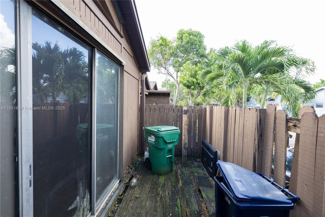 最近售出: $385,000 (2 贝兹, 2 浴室, 1080 平方英尺)