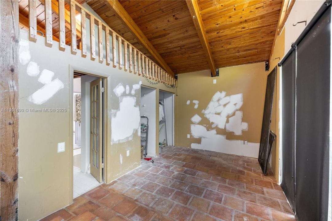 最近售出: $385,000 (2 贝兹, 2 浴室, 1080 平方英尺)