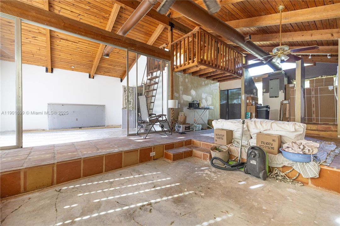 最近售出: $385,000 (2 贝兹, 2 浴室, 1080 平方英尺)