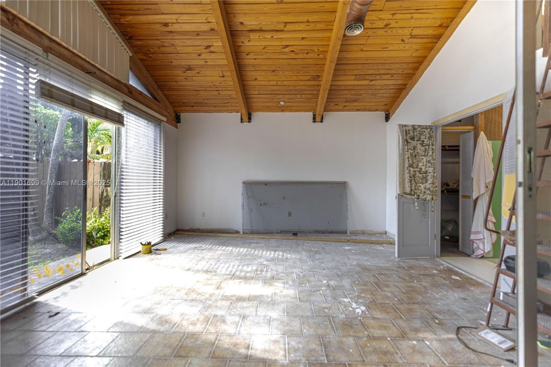 最近售出: $385,000 (2 贝兹, 2 浴室, 1080 平方英尺)