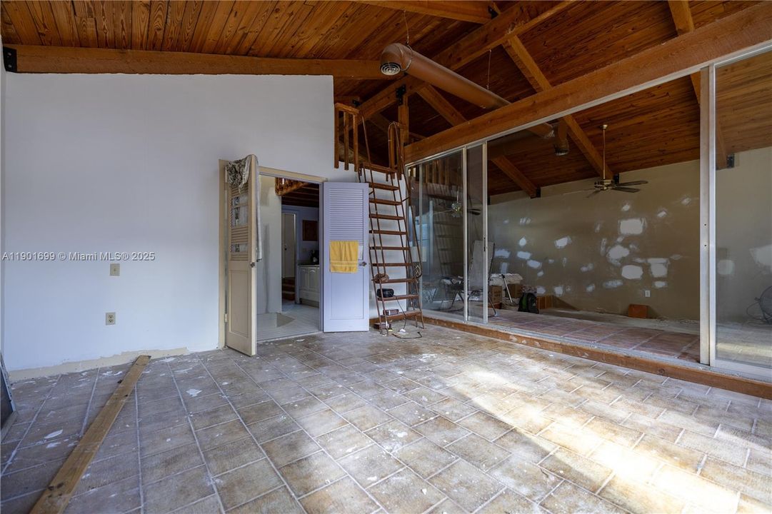 最近售出: $385,000 (2 贝兹, 2 浴室, 1080 平方英尺)