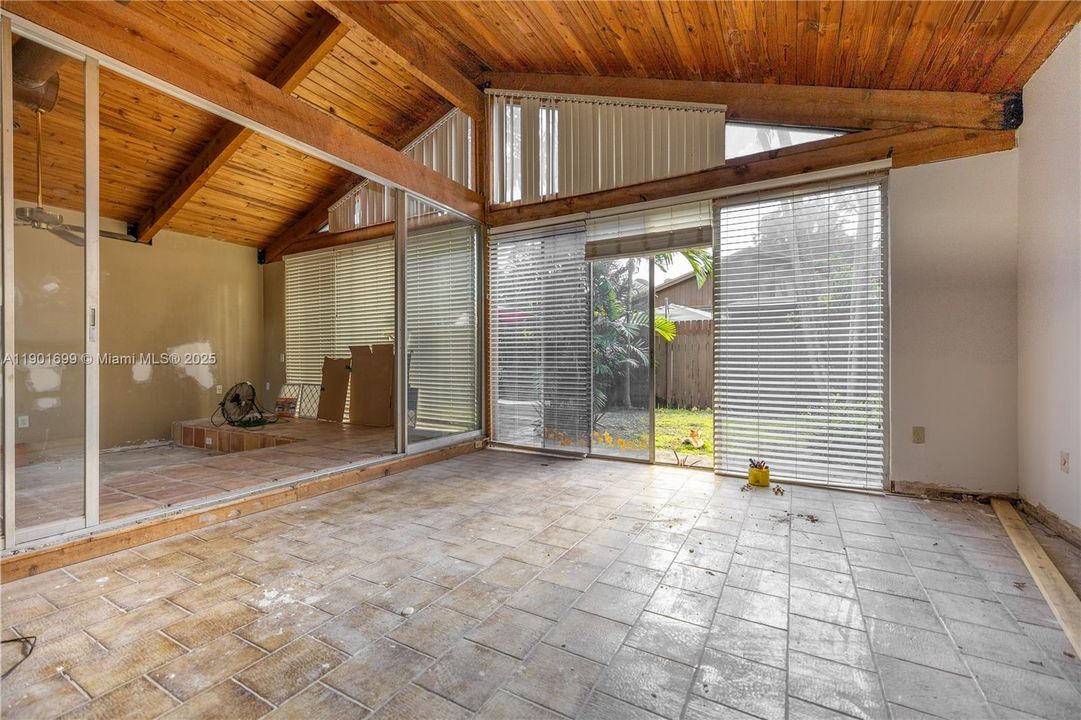 最近售出: $385,000 (2 贝兹, 2 浴室, 1080 平方英尺)