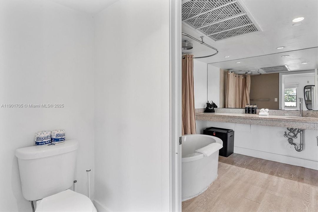 For Sale: $550,000 (0 beds, 1 baths, 594 Square Feet)