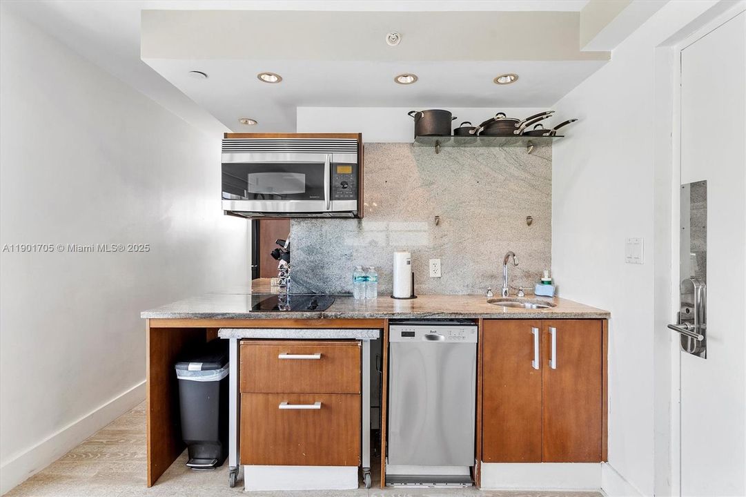 For Sale: $550,000 (0 beds, 1 baths, 594 Square Feet)