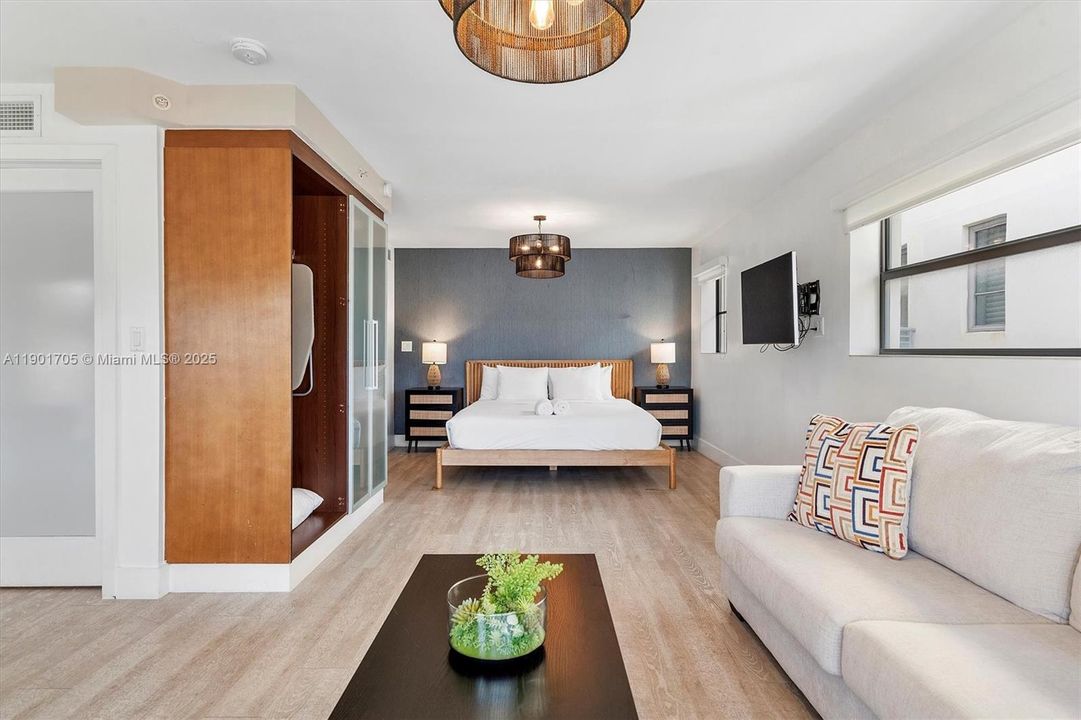 For Sale: $550,000 (0 beds, 1 baths, 594 Square Feet)