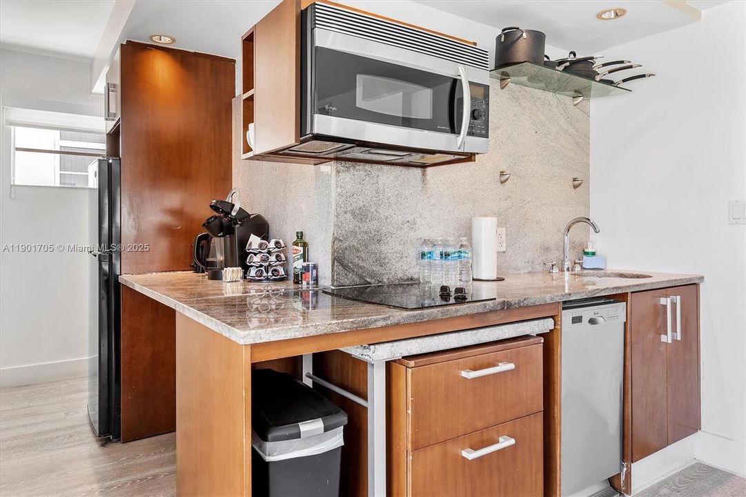 For Sale: $550,000 (0 beds, 1 baths, 594 Square Feet)