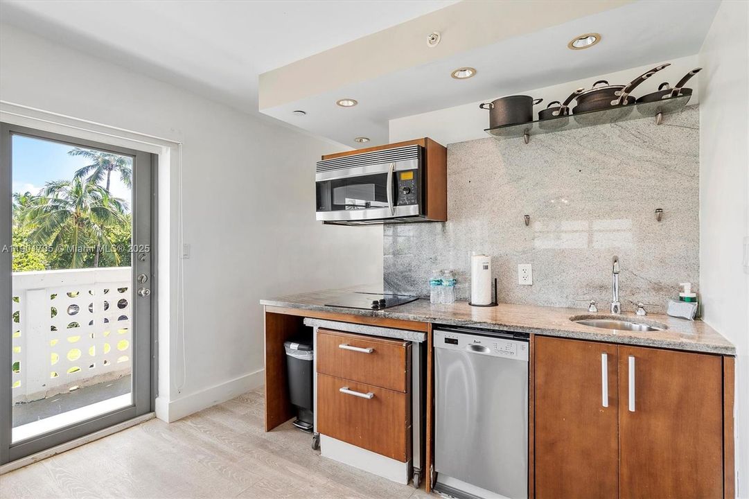 For Sale: $550,000 (0 beds, 1 baths, 594 Square Feet)