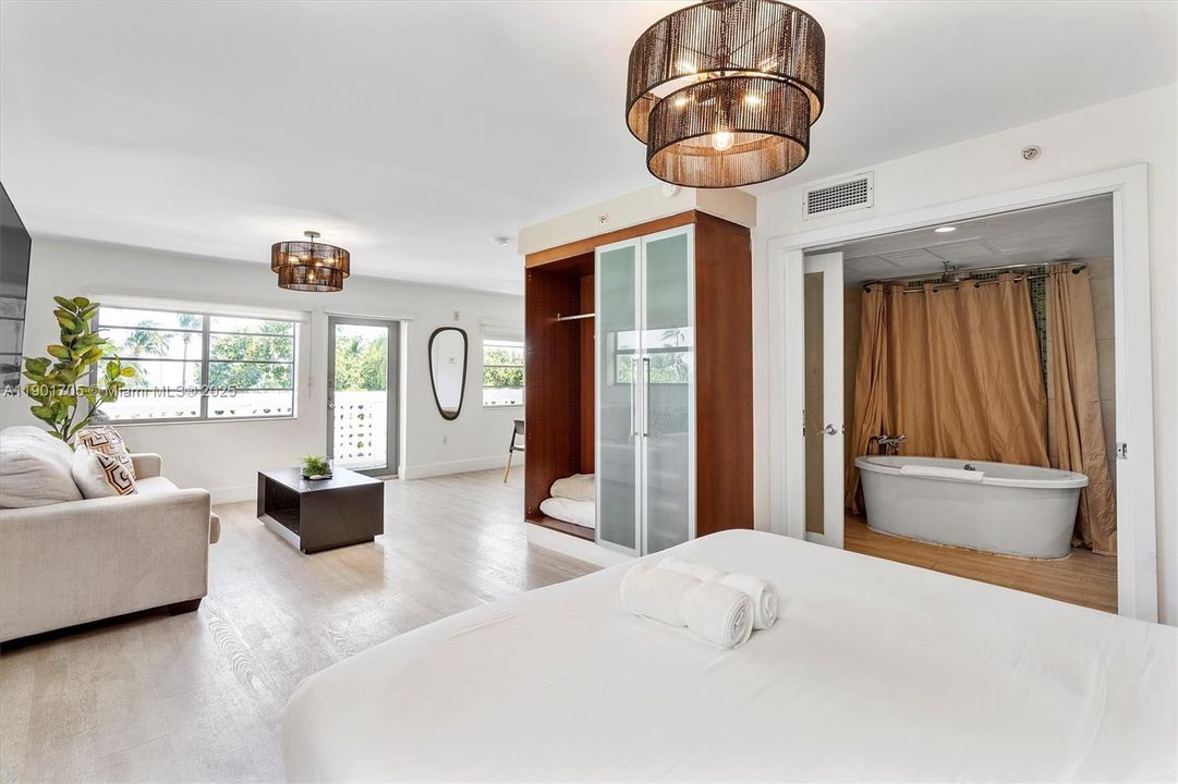 For Sale: $550,000 (0 beds, 1 baths, 594 Square Feet)