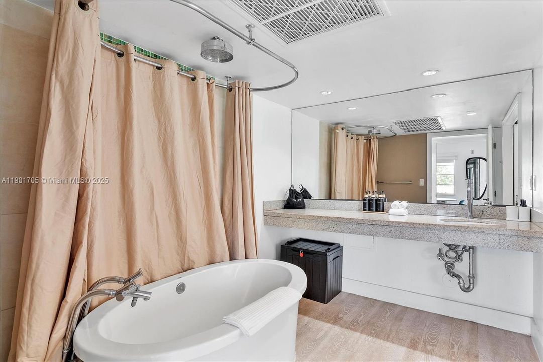 For Sale: $550,000 (0 beds, 1 baths, 594 Square Feet)