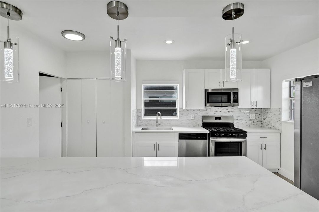 For Rent: $3,899 (3 beds, 2 baths, 1700 Square Feet)