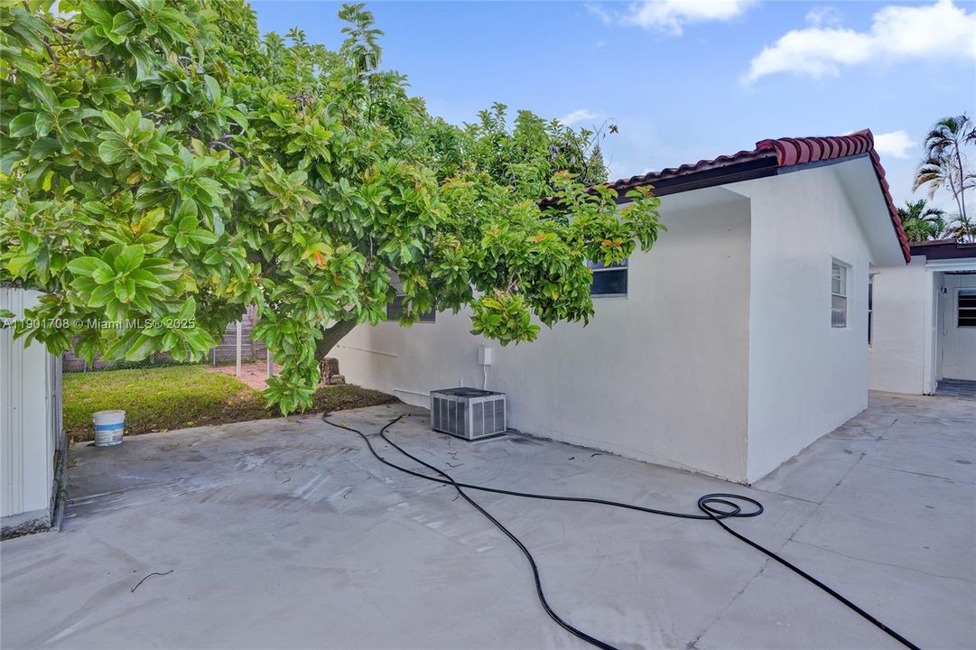 For Rent: $3,899 (3 beds, 2 baths, 1700 Square Feet)