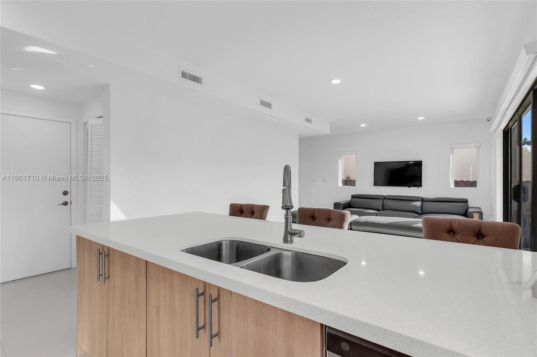 En Venta: $510,000 (5 camas, 4 baños, 1902 Pies cuadrados)