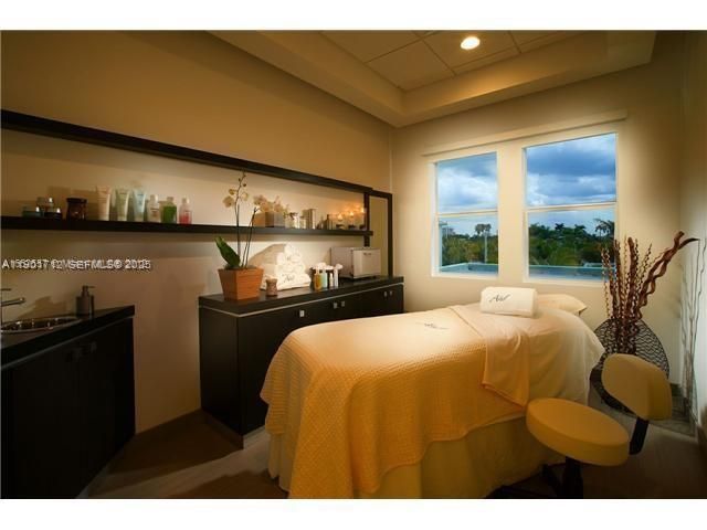 For Sale: $135,000 (1 beds, 1 baths, 705 Square Feet)