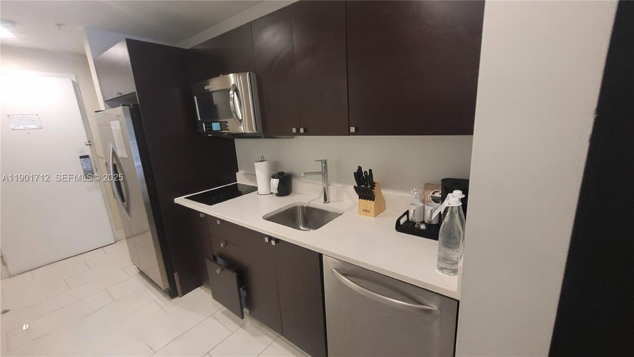 For Sale: $135,000 (1 beds, 1 baths, 705 Square Feet)