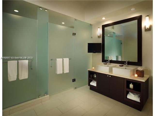 For Sale: $135,000 (1 beds, 1 baths, 705 Square Feet)