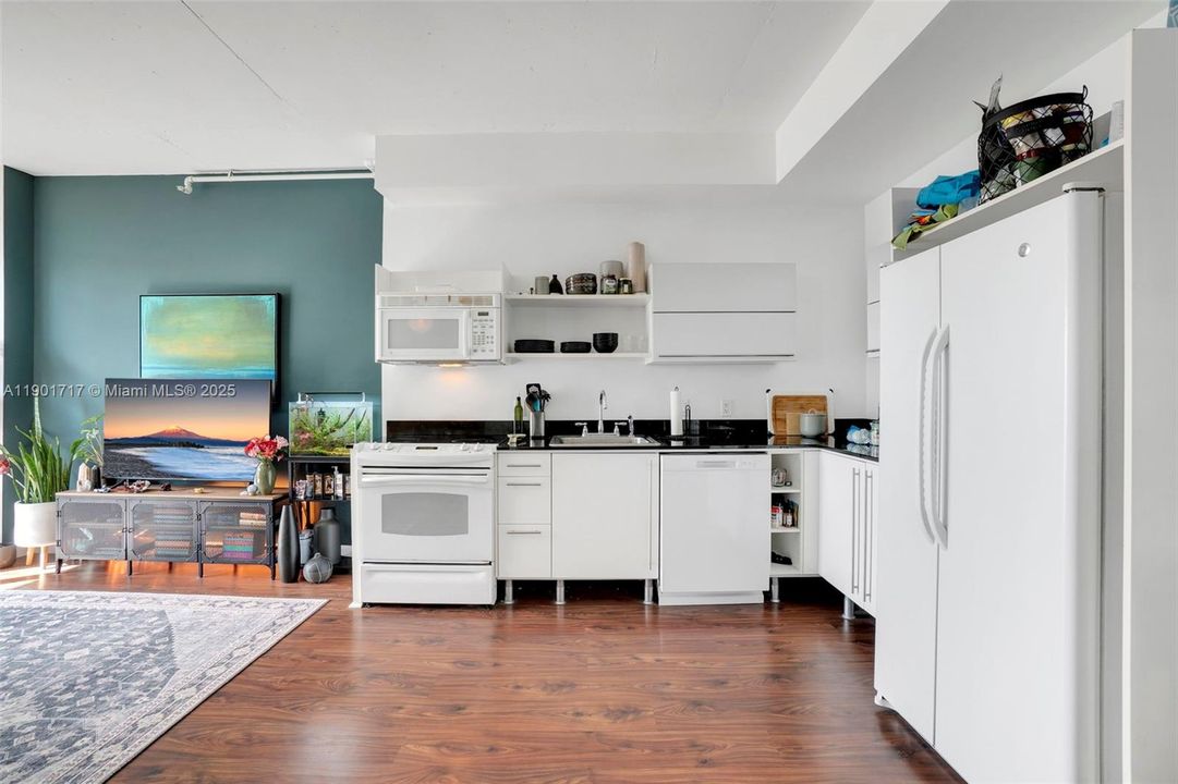 待售: $349,999 (0 贝兹, 1 浴室, 638 平方英尺)