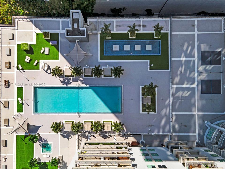 待售: $349,999 (0 贝兹, 1 浴室, 638 平方英尺)