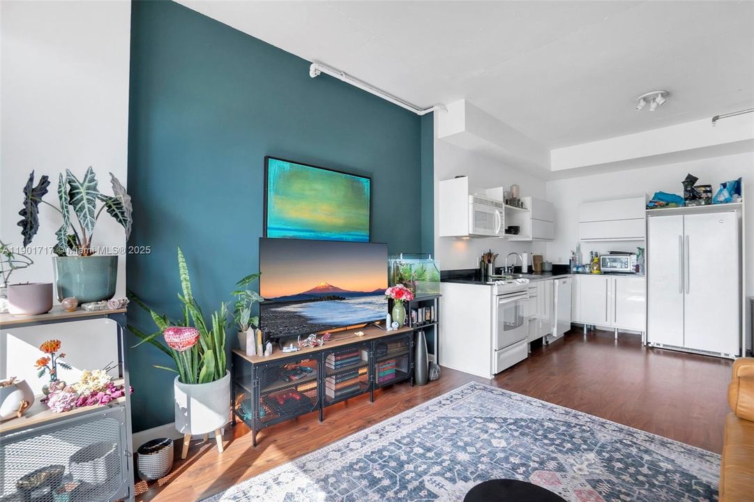 待售: $349,999 (0 贝兹, 1 浴室, 638 平方英尺)