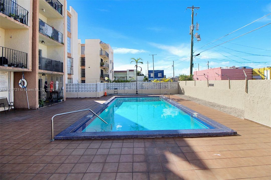 На продажу: $137,750 (1 спален, 1 ванн, 707 Квадратных фут)