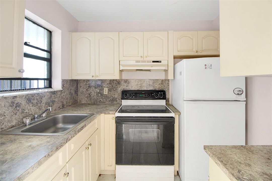 На продажу: $137,750 (1 спален, 1 ванн, 707 Квадратных фут)