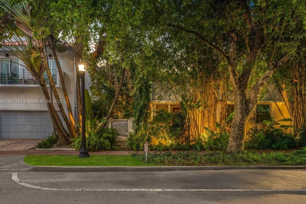 For Rent: $8,000 (2 beds, 2 baths, 922 Square Feet)