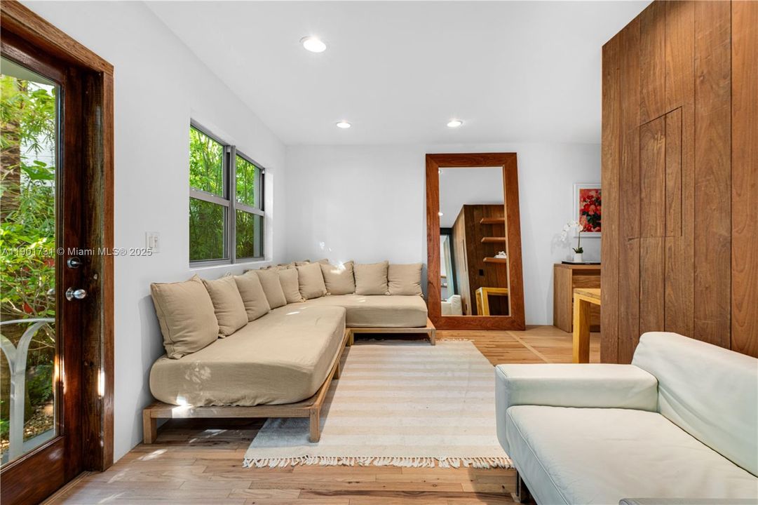 For Rent: $8,000 (2 beds, 2 baths, 922 Square Feet)