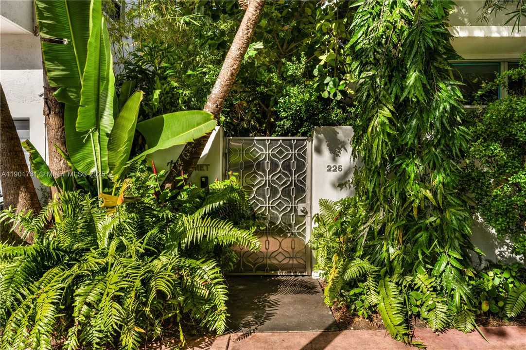 For Rent: $8,000 (2 beds, 2 baths, 922 Square Feet)