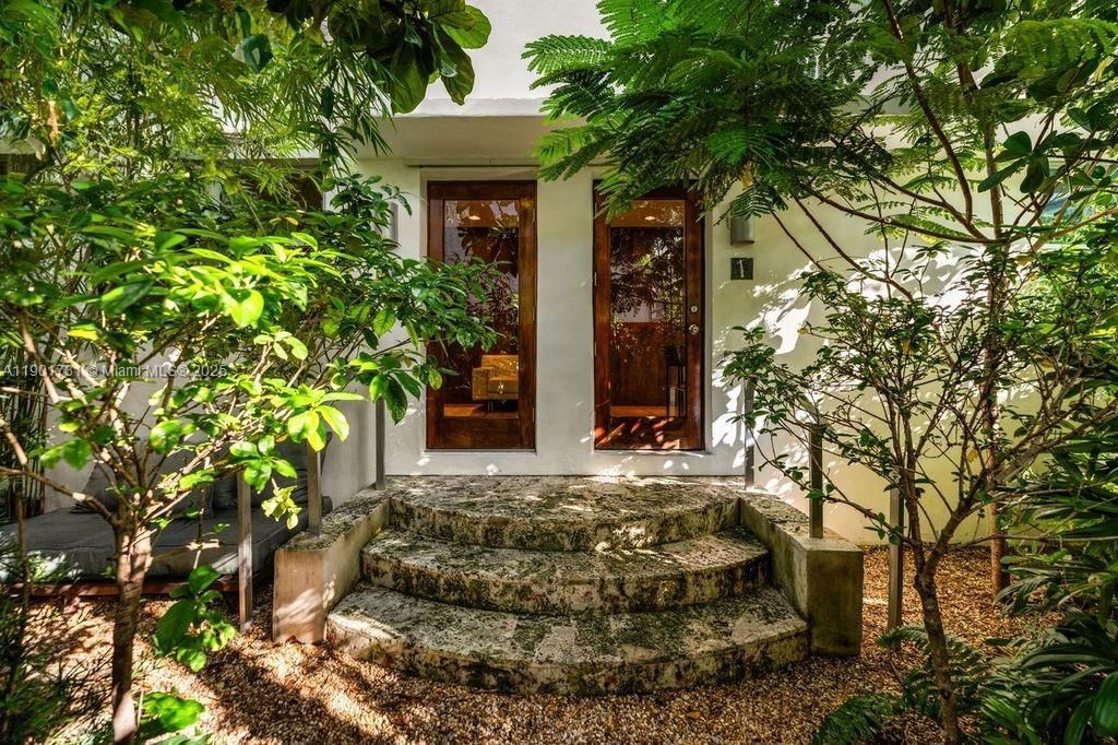 For Rent: $8,000 (2 beds, 2 baths, 922 Square Feet)