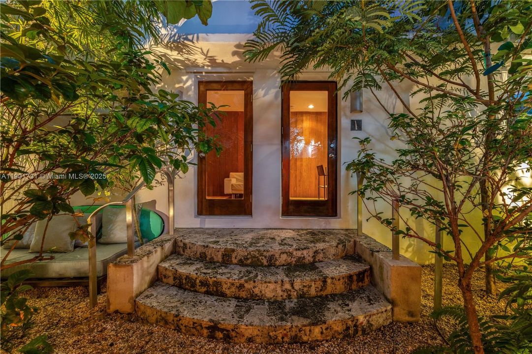 For Rent: $8,000 (2 beds, 2 baths, 922 Square Feet)