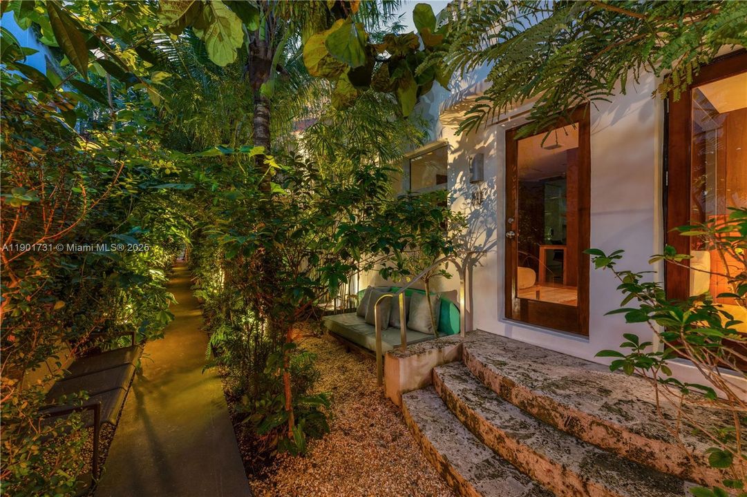 For Rent: $8,000 (2 beds, 2 baths, 922 Square Feet)