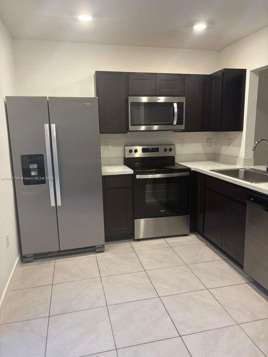 Recientemente alquilado: $2,450 (3 camas, 3 baños, 1272 Pies cuadrados)