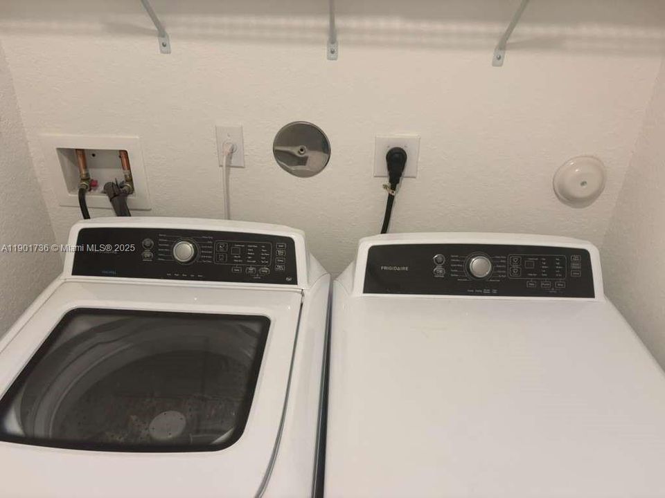 Recientemente alquilado: $2,450 (3 camas, 3 baños, 1272 Pies cuadrados)