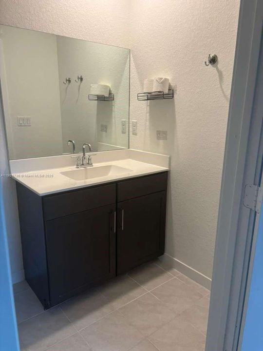 Recientemente alquilado: $2,450 (3 camas, 3 baños, 1272 Pies cuadrados)